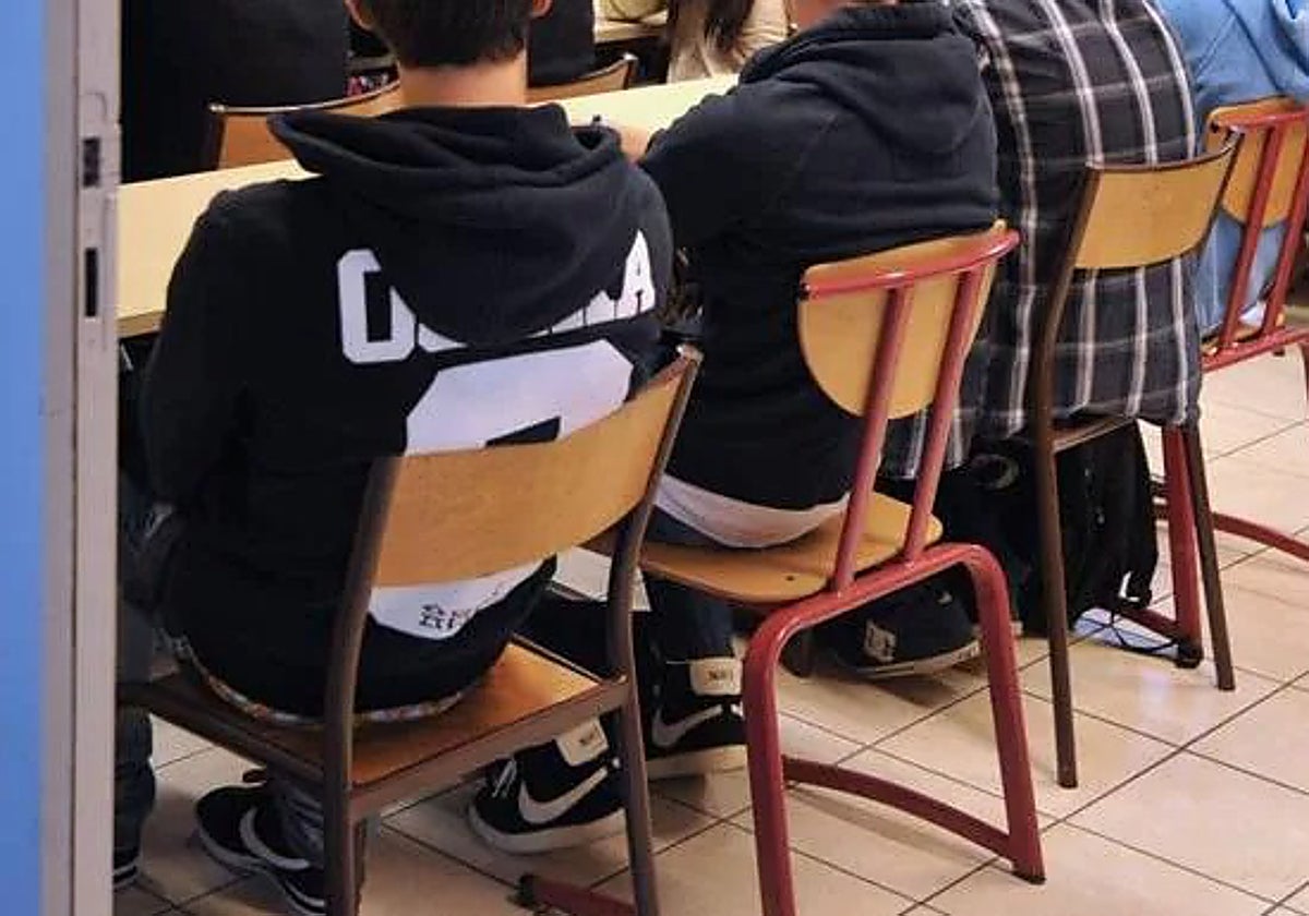 Imagen de archivo que muestra a varios menores de espaldas.