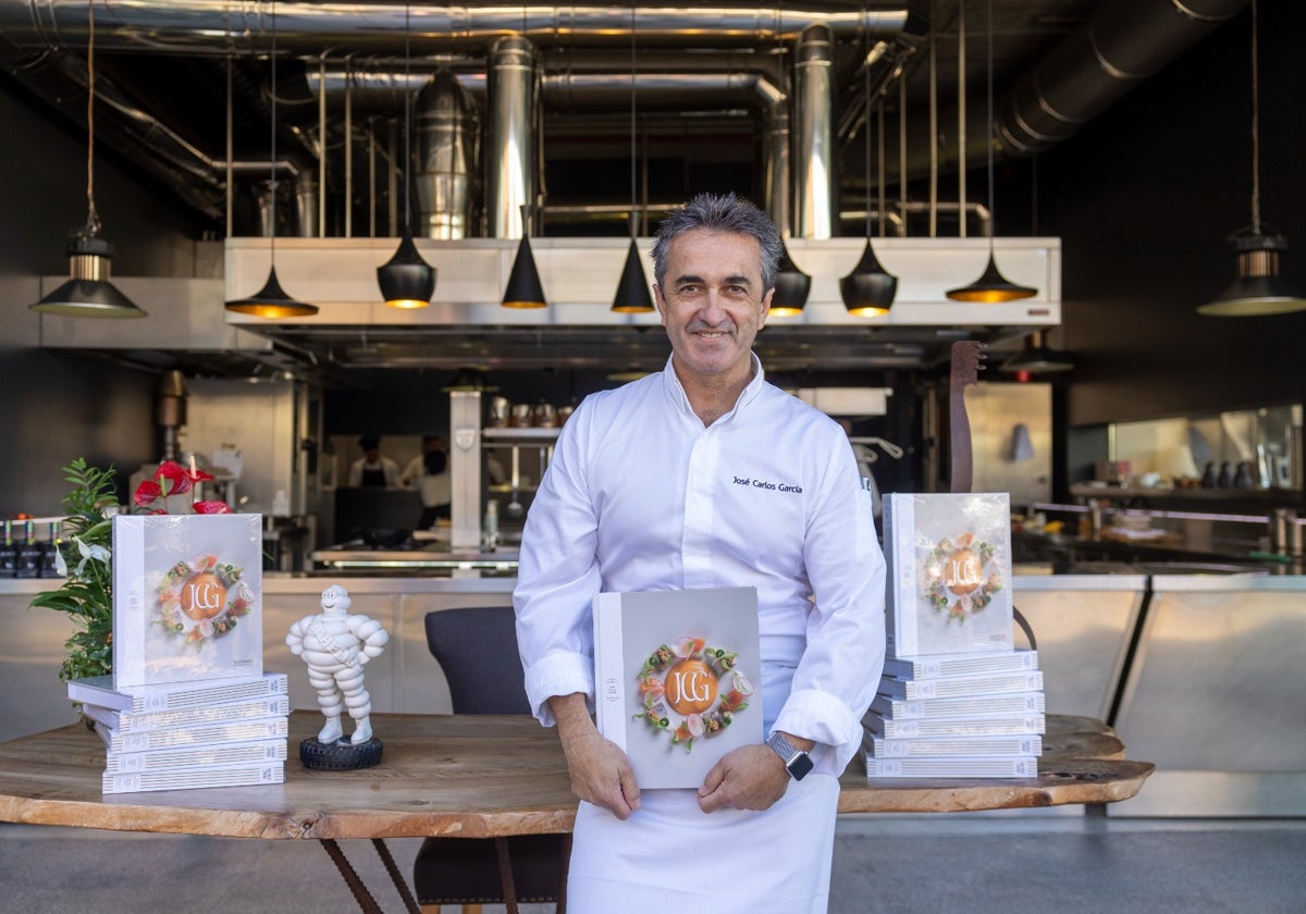 José Carlos García posa con un ejemplar del libro en el restaurante.