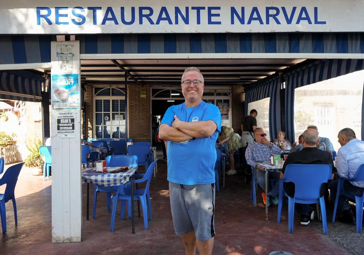 Manuel Belmonte, a las puertas de su restaurante en El Palo.