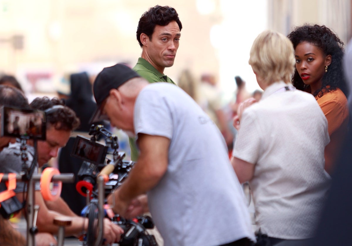 Los protagonistas Alex Hassell y Nafessa Williams, durante el rodaje en calle San Agustín.