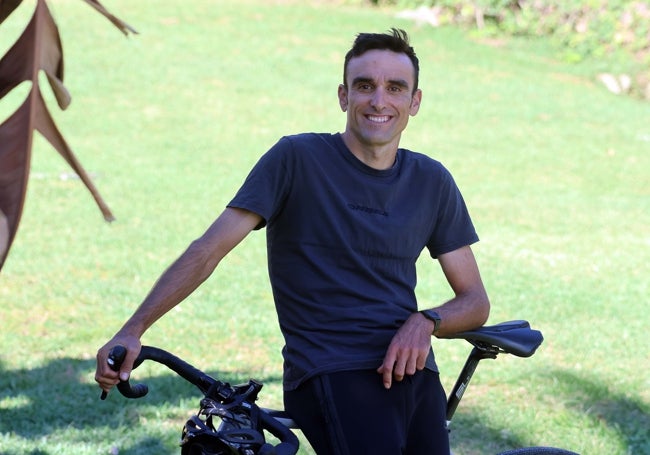 Luis Ángel Maté posa para SUR en Marbella apoyado en su bicicleta de gravel.