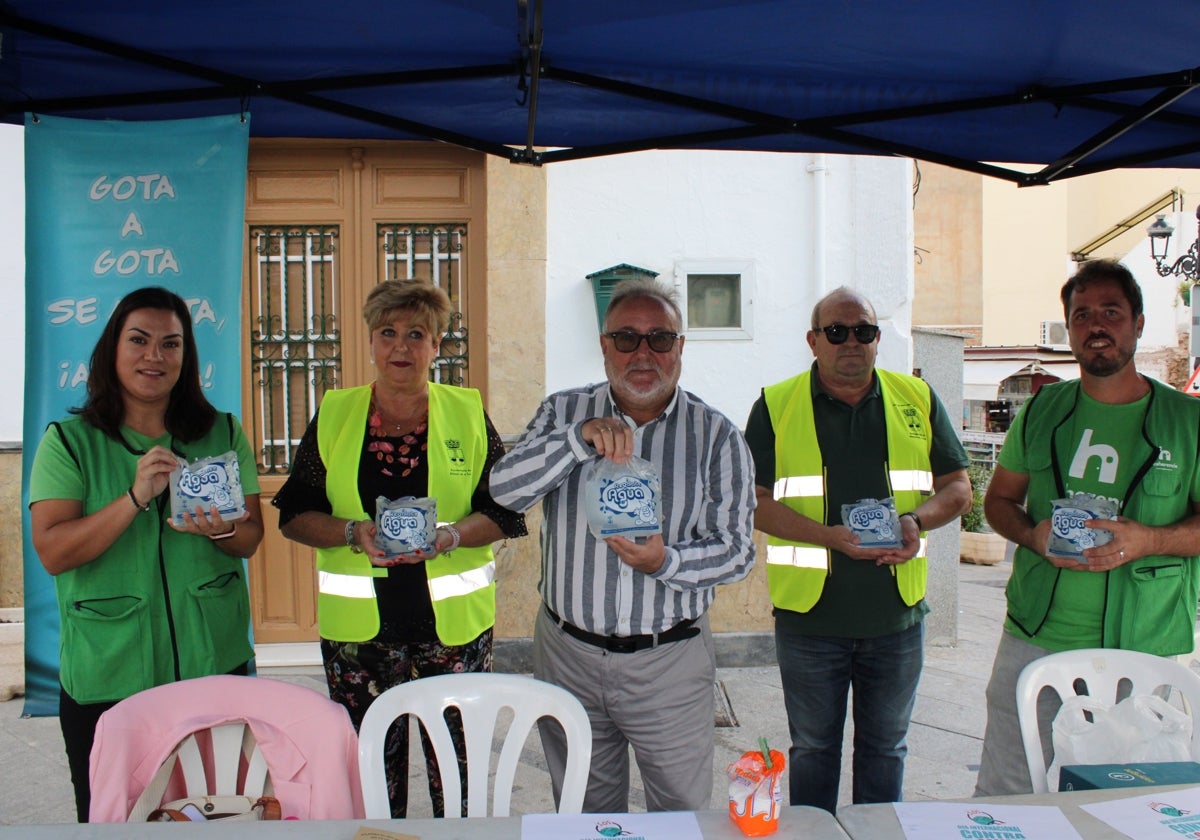 El alcalde, con técnicos municipales y voluntarios de Ecoherencia.