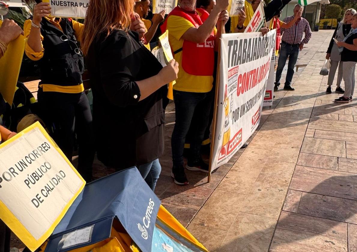 Protesta de trabajadores y trabajadoras de Correos en Alhaurín de la Torre.