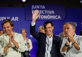 Moreno, junto a Antonio Repullo y Elías Bendodo, esta tarde en Málaga.