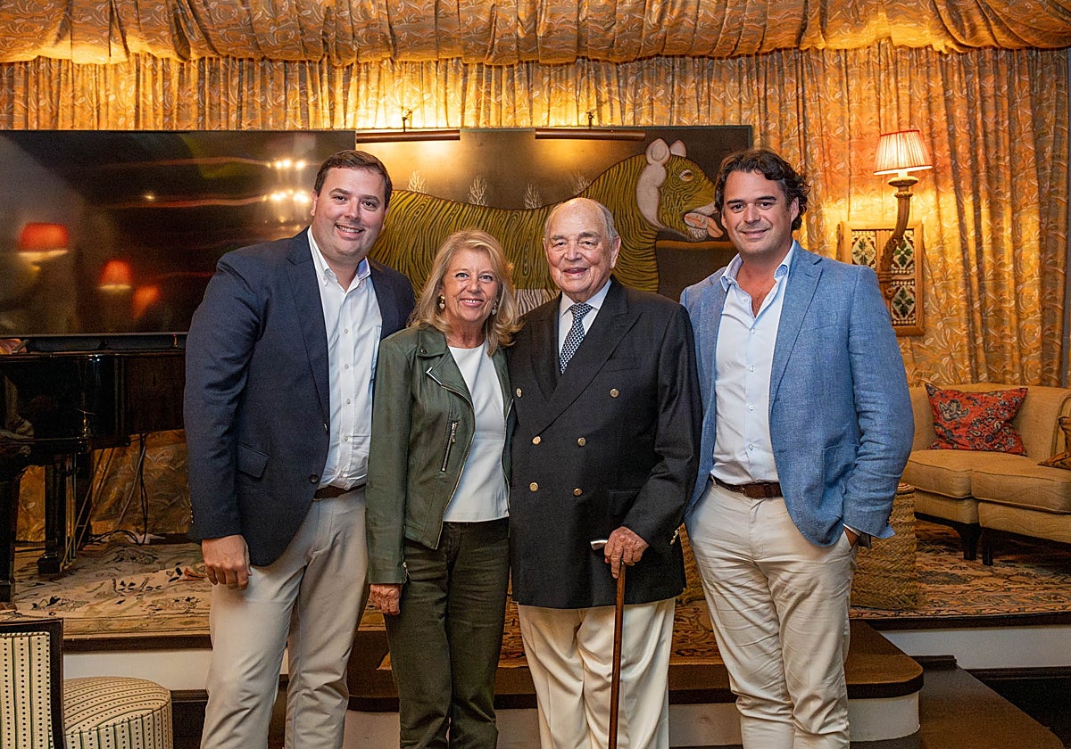 La alcaldesa, Ángeles Muñoz, acudió al homenaje a Marbella Club.