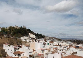 Vista del pueblo, conocido también por conservar parte de su castillo dentro de un hotel.