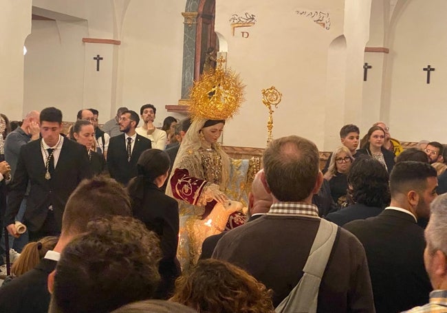 La Divina Pastora, a su llegada al templo, tras la aparición de la lluvia.