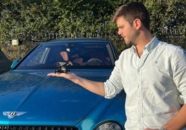 José María Ortega, con un prototipo del emblema de Bentley convertido en un dron en la mano.