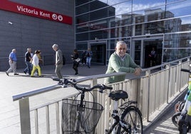 Carlos Miró eligió para la cita la estación Victoria Kent del Cercanías, por los paralelismos entre el momento en que se hizo y el actual.