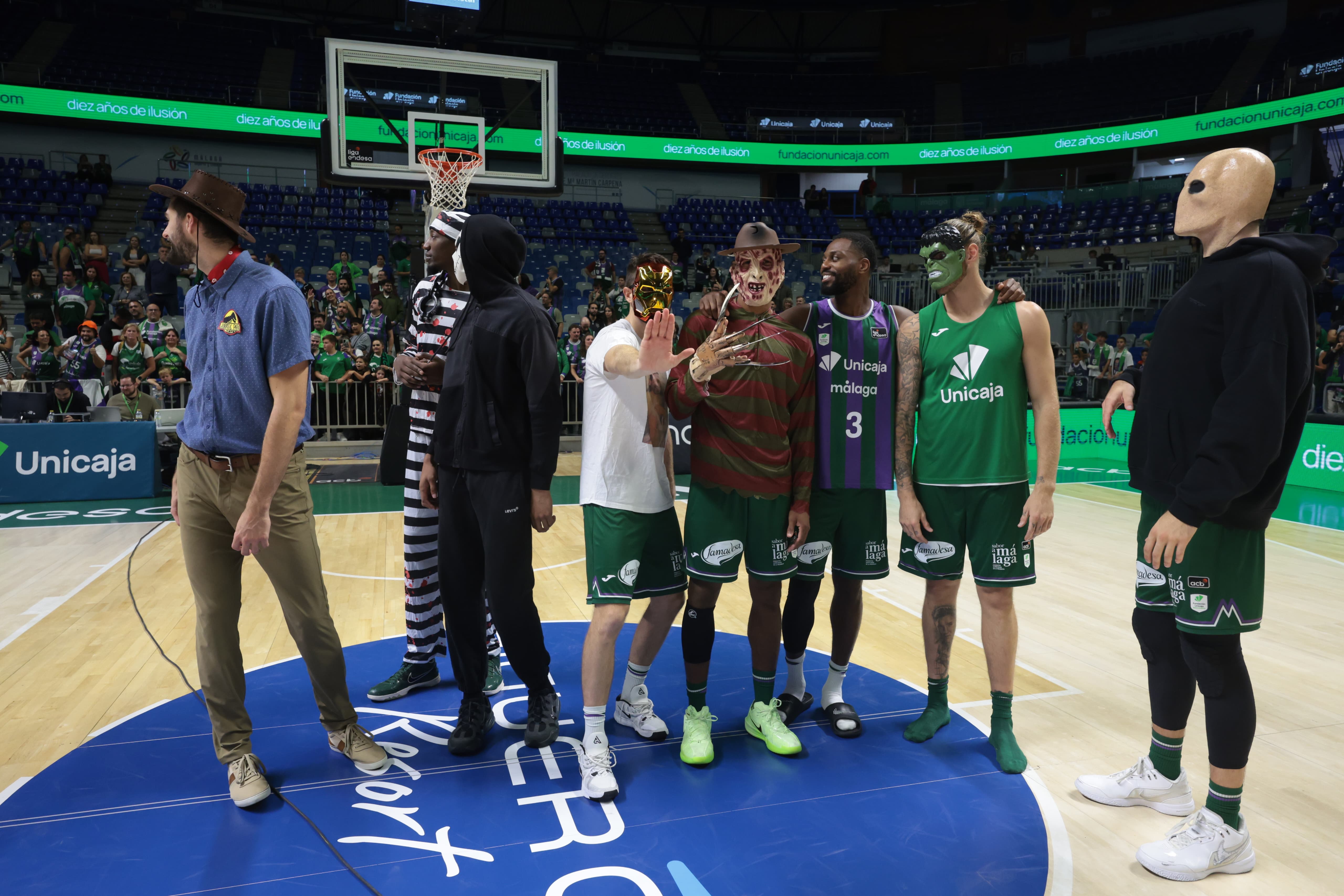 Al finalizar el partido, los jugadores del Unicaja salieron disfrazados por Halloween y repartieron golosinas entre el público