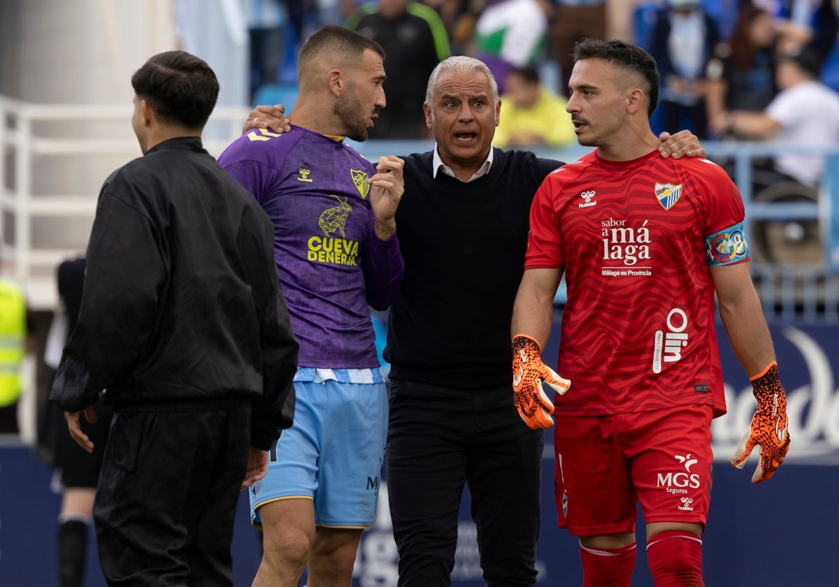 Pellicer abraza a Dioni y Alfonso Herrero tras la victoria del Málaga sobre el Eibar.