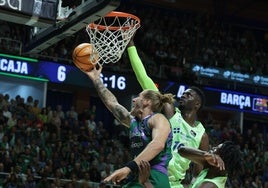 Osetkowski busca la canasta a aro pasado ante los largos brazos de Fall.