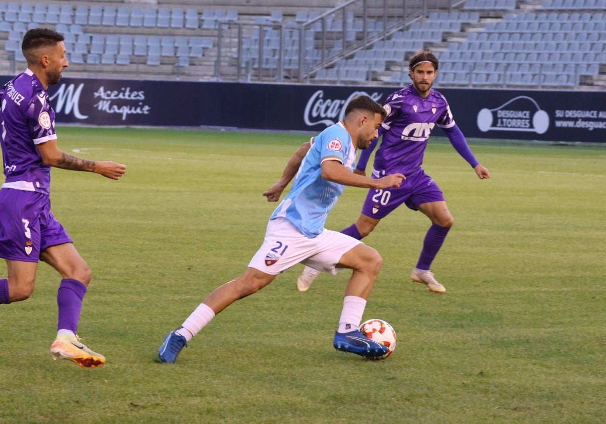 Manu de la Lama, jugador del Torre del Mar, en el partido frente al Jaén.