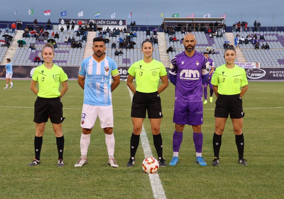 El trío arbitral exclusivamente compuesto por mujeres, hecho insólito en el fútbol nacional, en el partido entre el Jaén y el Torre del Mar.