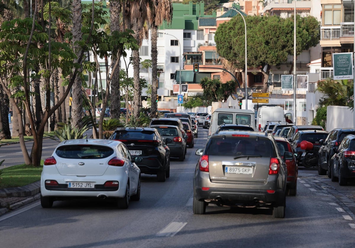 Caravana en el paseo marítimo de Picasso, esta mañana en plena hora punta.