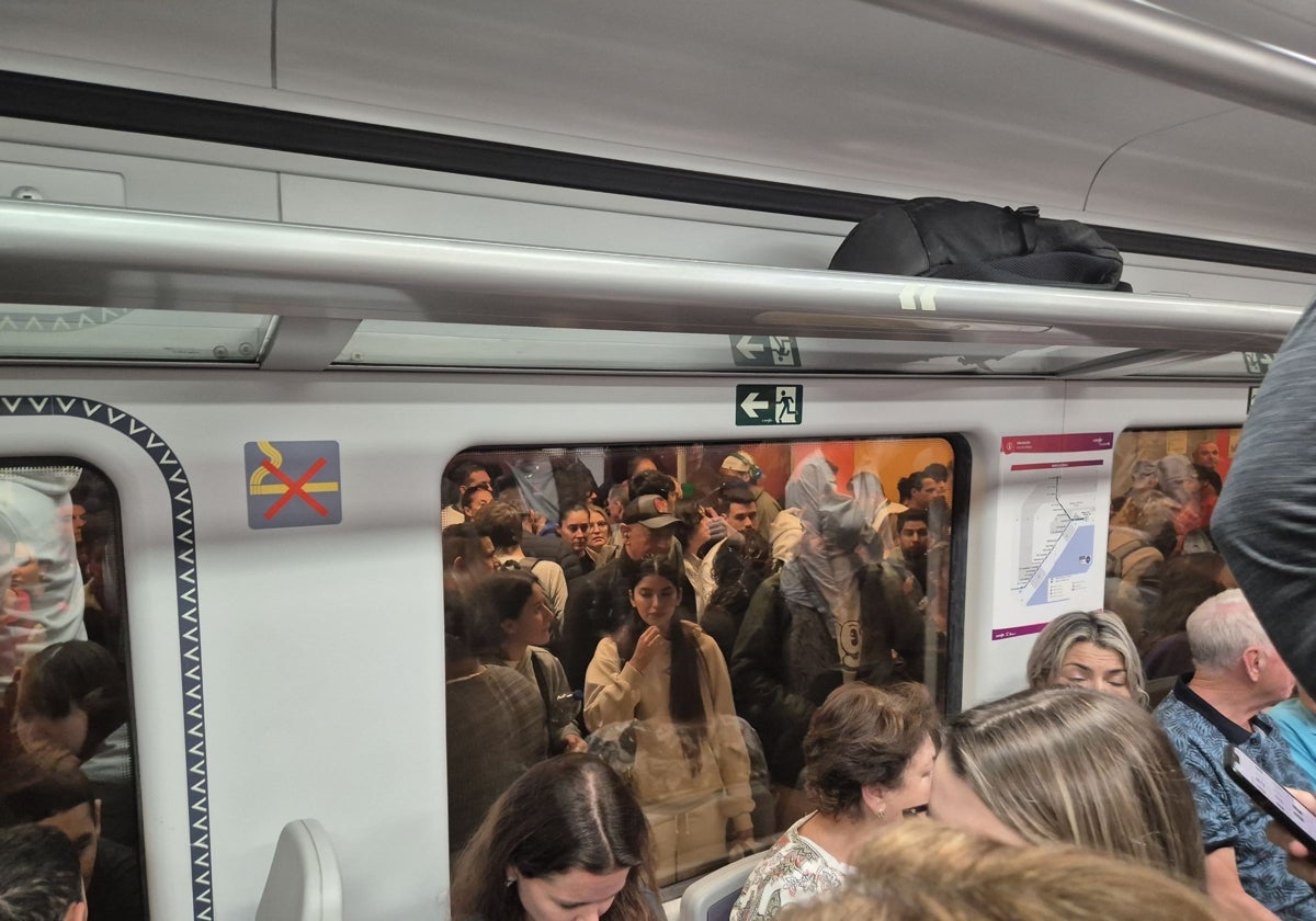 Viajeros en la estación de María Zambrano sin poder subir por falta de espacio en el Cercanías.