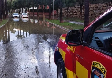 Las lluvias obligan a rescatar a tres personas de sus coches en Benalmádena