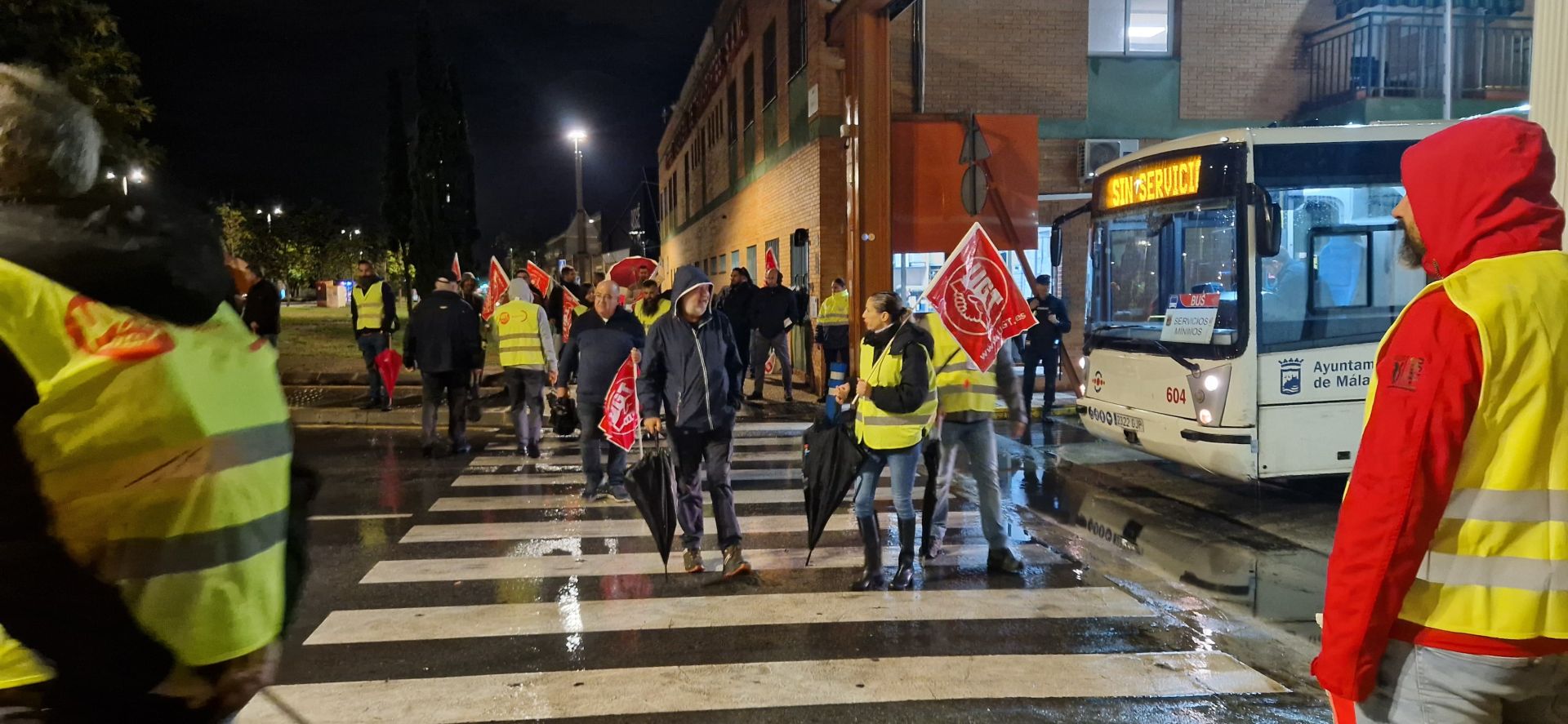 Largas colas en las paradas de autobús en Málaga por la huelga de conductores