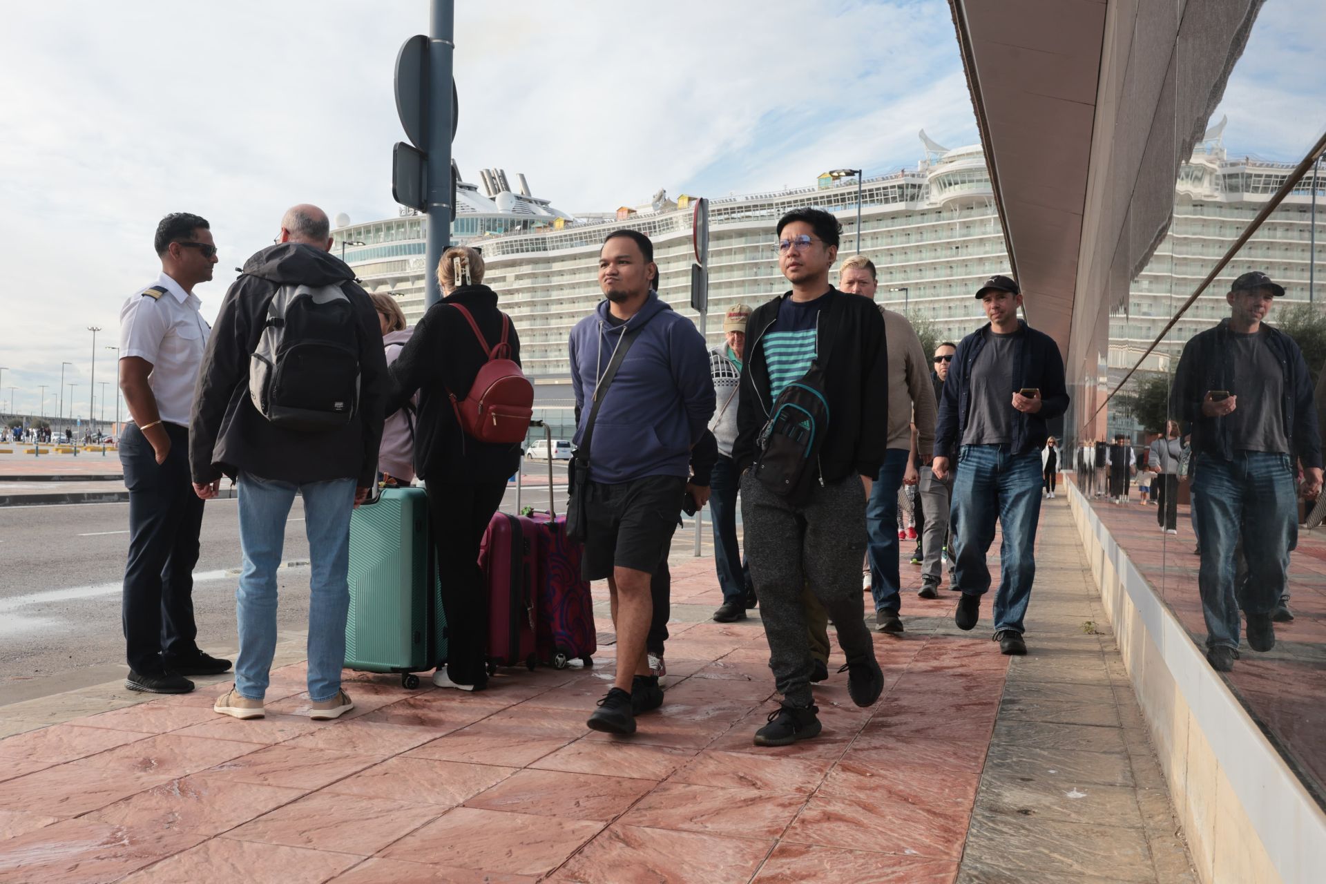 Largas colas en las paradas de autobús en Málaga por la huelga de conductores