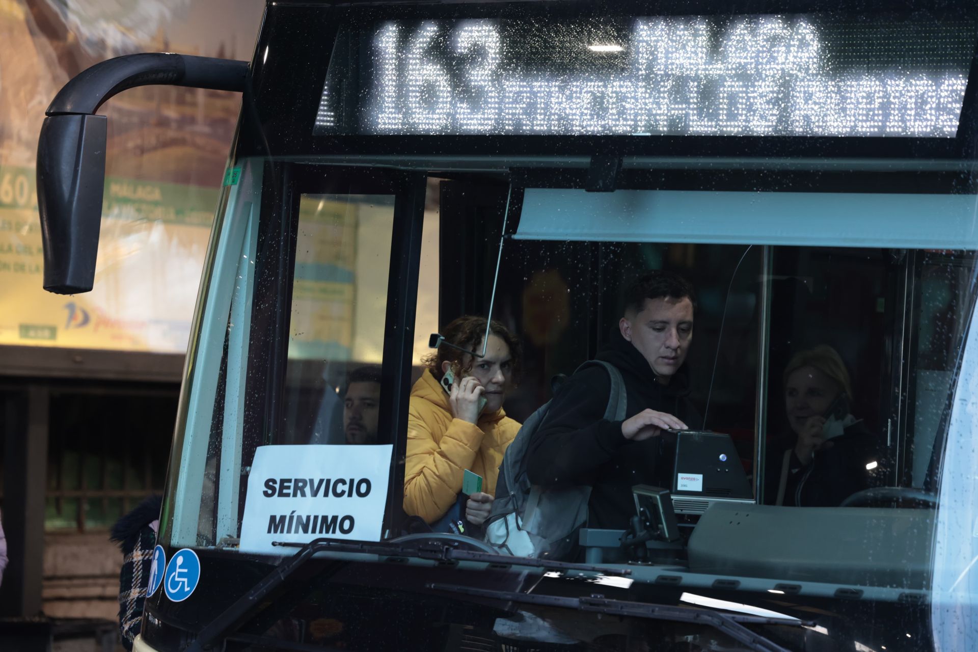 Largas colas en las paradas de autobús en Málaga por la huelga de conductores