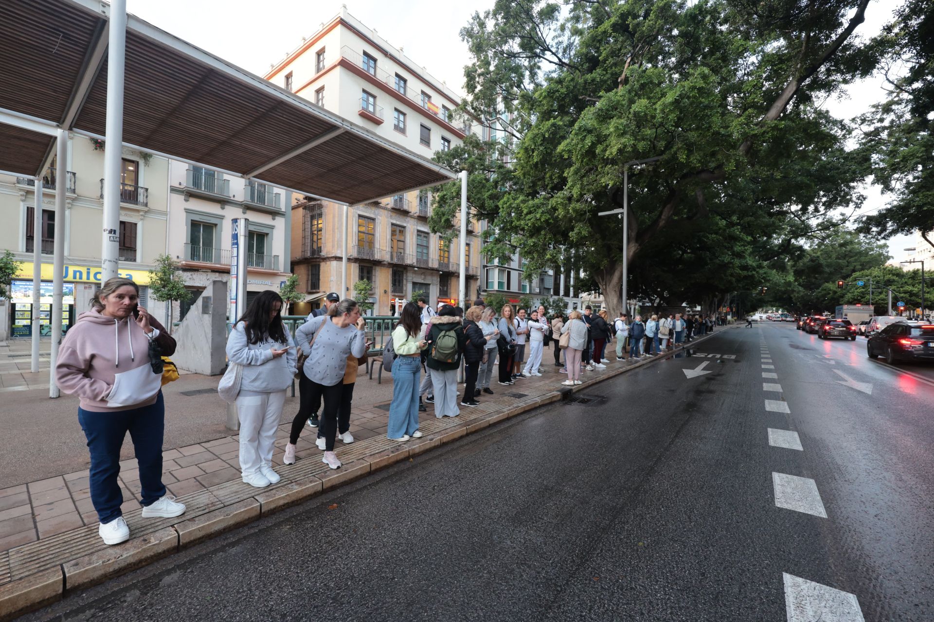 Largas colas en las paradas de autobús en Málaga por la huelga de conductores