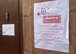 Durante los estudios de los problemas estructurales, se cerró la entrada principal