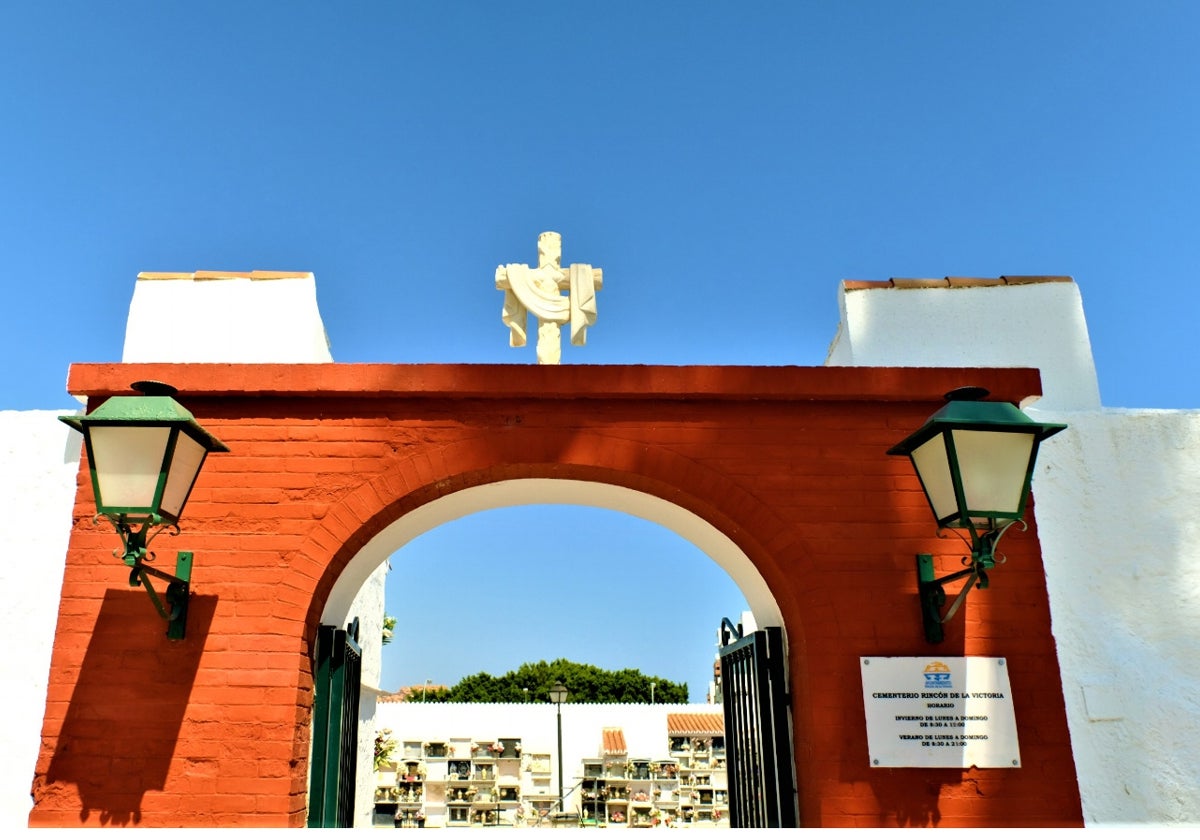 Acceso al cementerio de Rincón de la Victoria.