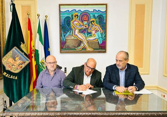 Acto de la firma de cesión de las parcelas a Emvipsa, este lunes en el Ayuntamiento veleño.