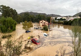 Coches arrastrados por la crecida del Guadalhorce en Álora.