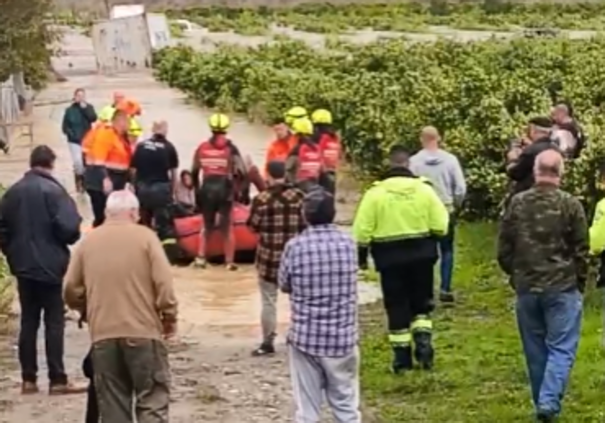 Los bomberos rescatan a varios vecinos en Río Grande de Cártama, tras la crecida del Guadalhorce