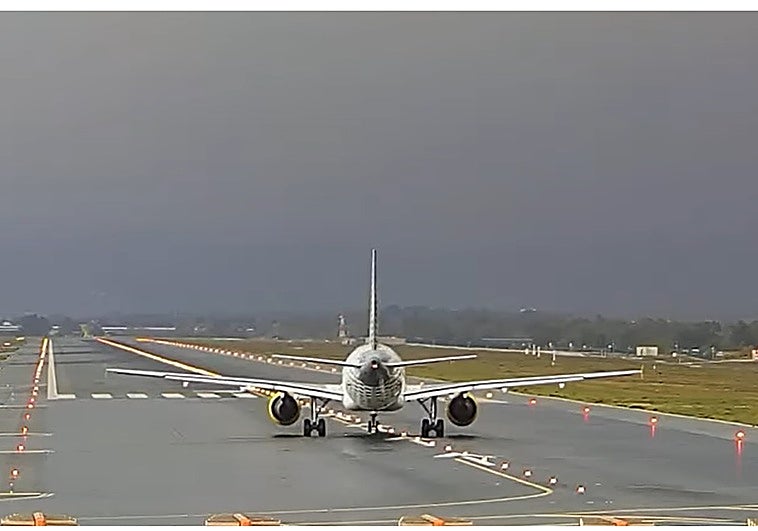 Un avión se prepara para despegar en el aeropuerto de Málaga, este martes.
