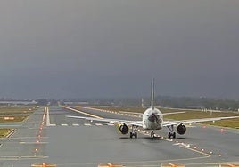 Un avión se prepara para despegar en el aeropuerto de Málaga, este martes.