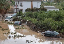 Numerosos vehículos quedaron anegados junto a la estación de Álora.