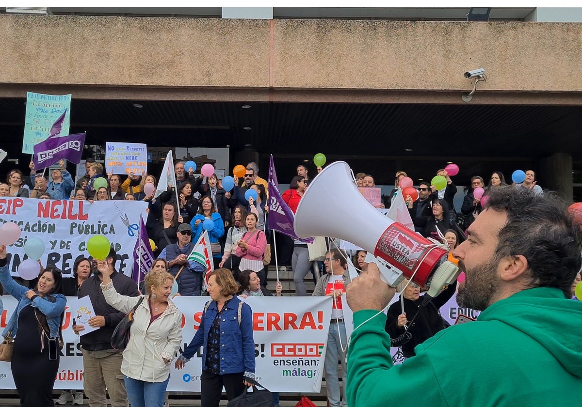 Un grupo de AMPA protestan a las puertas de la Delegación de Educación, el lunes 28 de octubre.