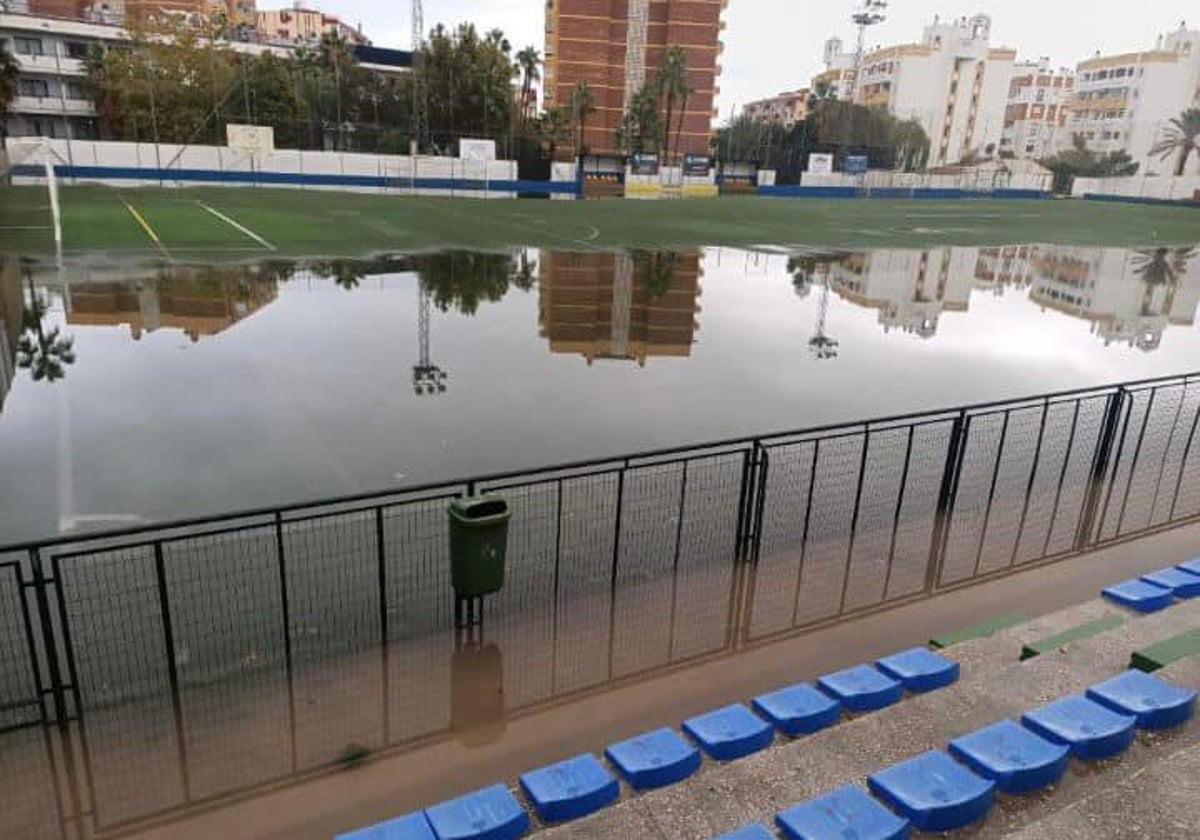 Los bomberos rescatan en Benalmádena a cinco personas de sus coches y otra en una vivienda