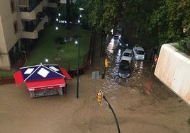 El acceso al Limonar, inundado esta mañana por la tormenta.