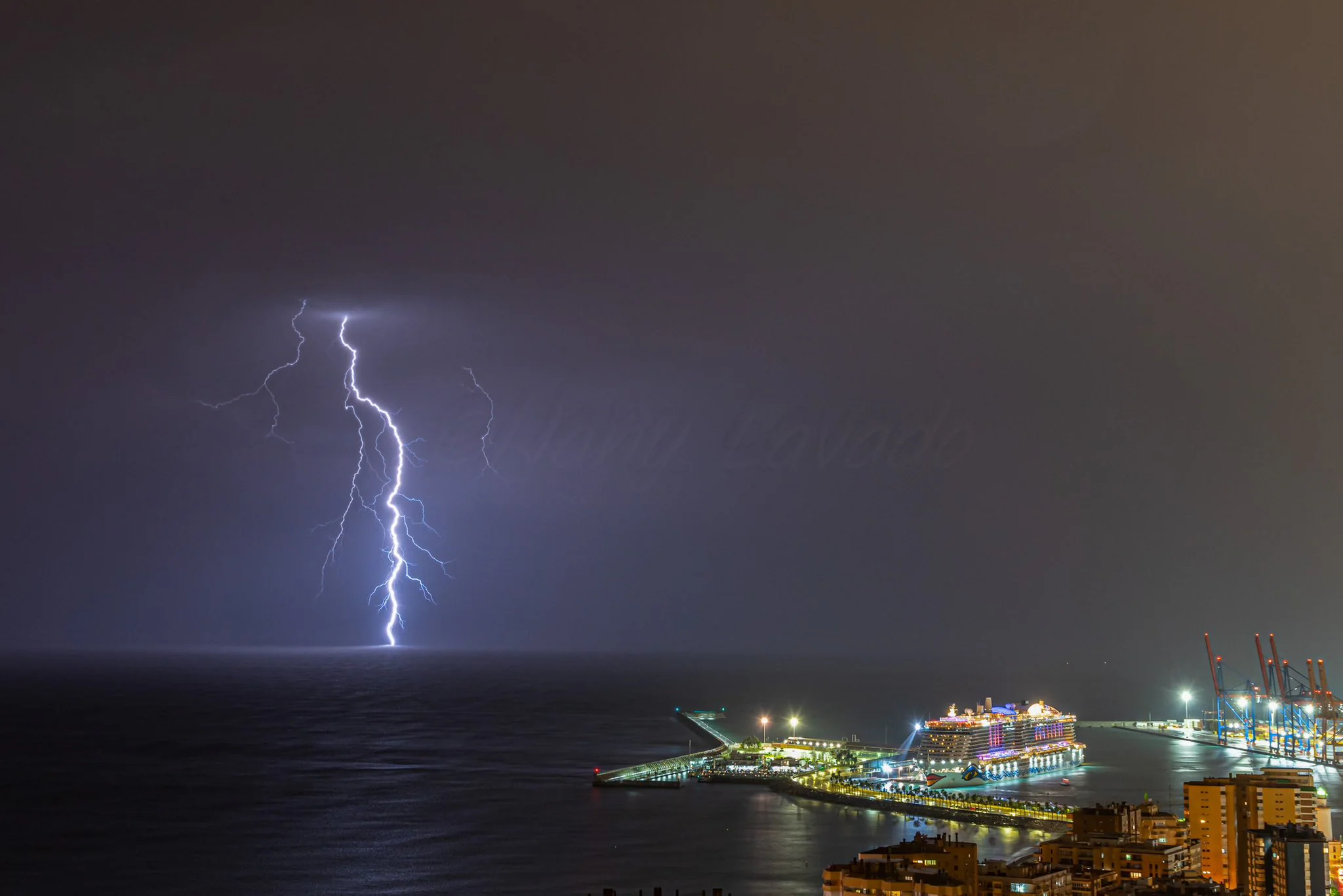 Las fotos más espectaculares de la intensa tormenta eléctrica sobre Málaga