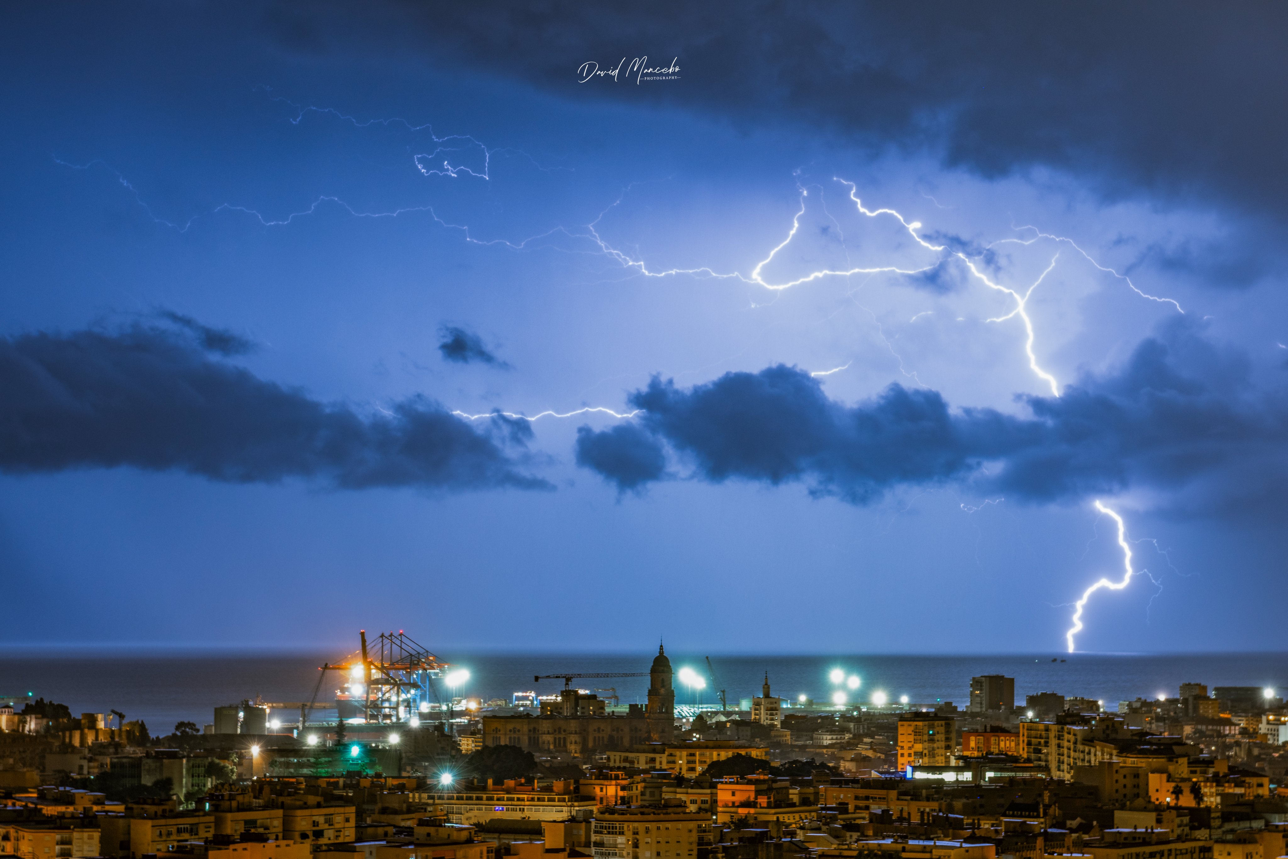 Las fotos más espectaculares de la intensa tormenta eléctrica sobre Málaga