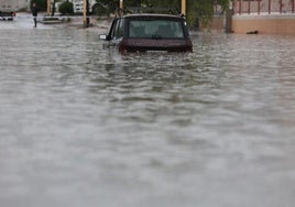 Vehículo atrapado en una gran balsa de agua en el polígono Guadalhorce.