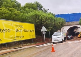 Limpieza de barro en el túnel de La Leala, a primera hora de este martes.