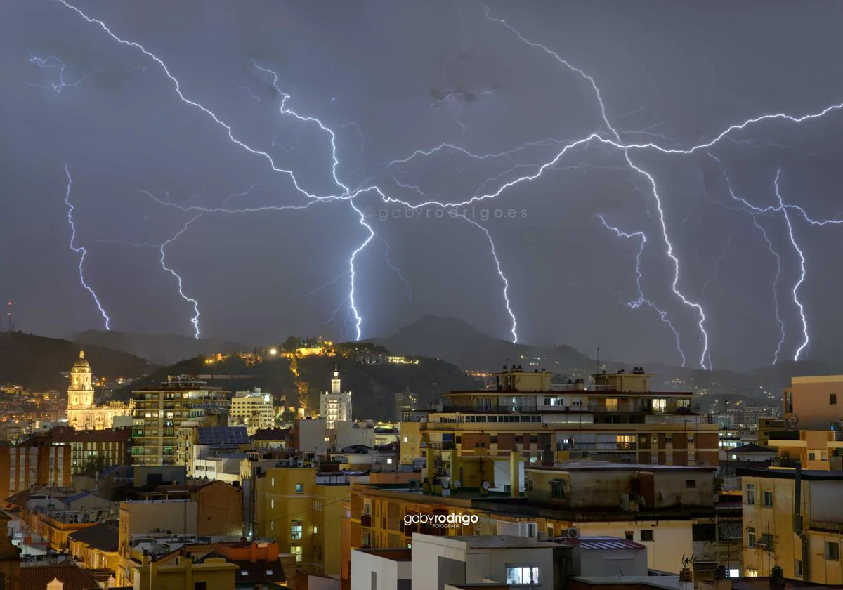 Las fotos más espectaculares de la intensa tormenta eléctrica sobre Málaga