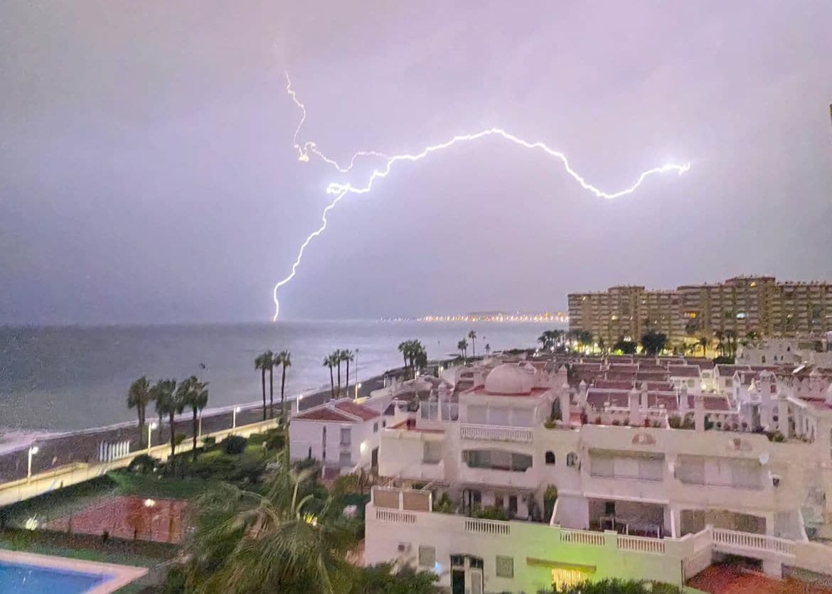 Las fotos más espectaculares de la intensa tormenta eléctrica sobre Málaga