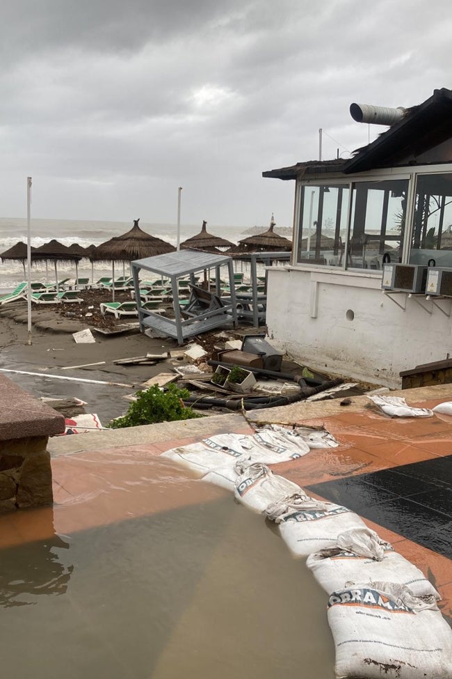 Daños en el paseo marítimo de Torremolinos, a la altura de La Carihuela.