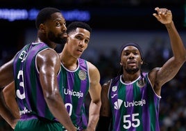 Ejim, Pérez y Perry preparan una jugada.