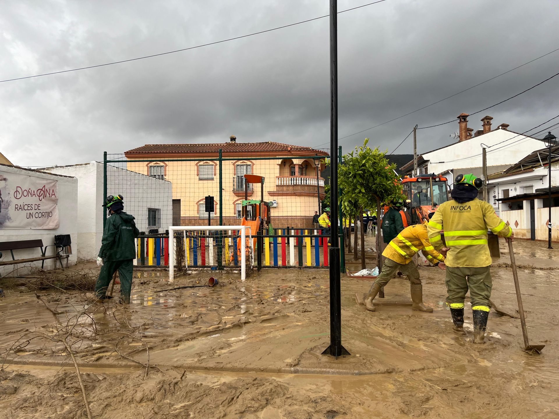 Labores de limpieza en la barriada de Doña Ana, en Cártama