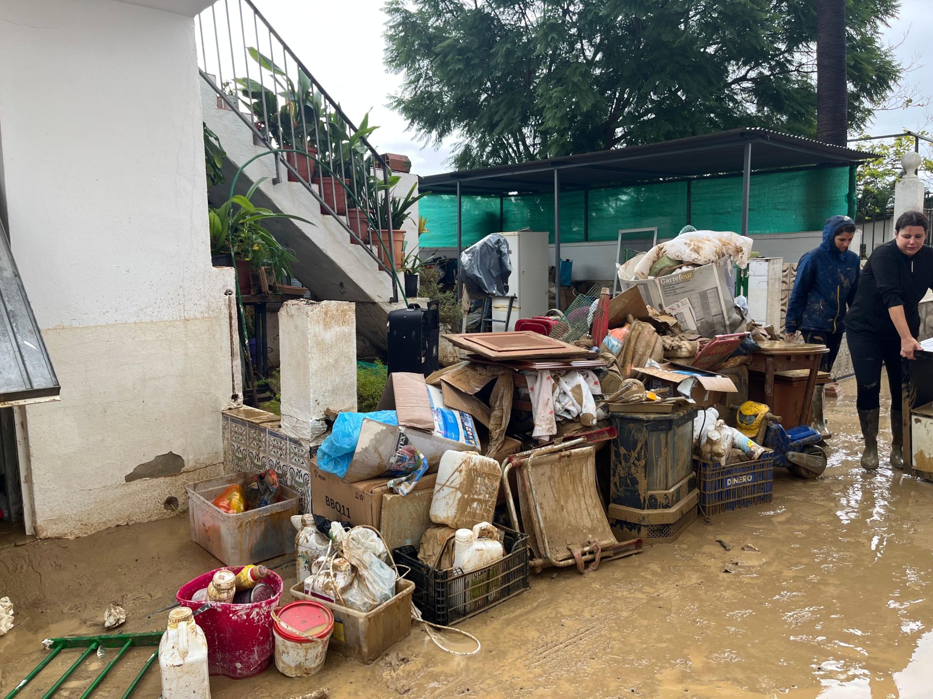 Labores de limpieza en la barriada de Doña Ana, en Cártama