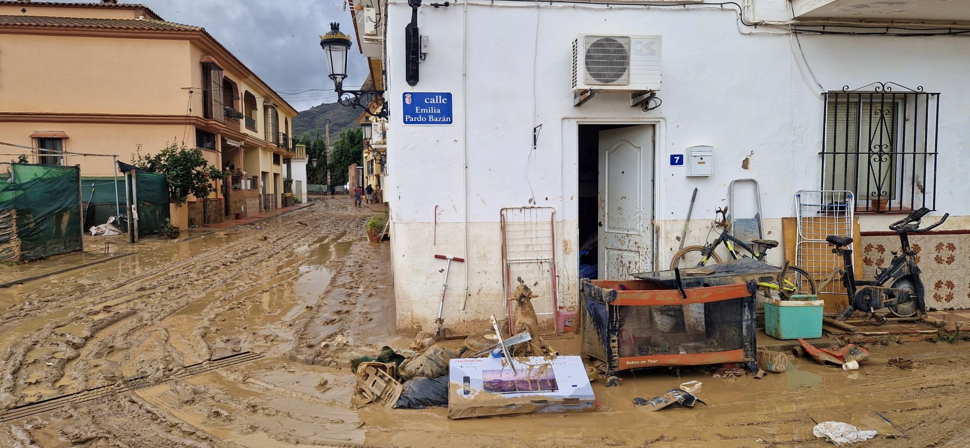 Labores de limpieza en el interior de viviendas de la barriada de Doña Ana (Cártama)