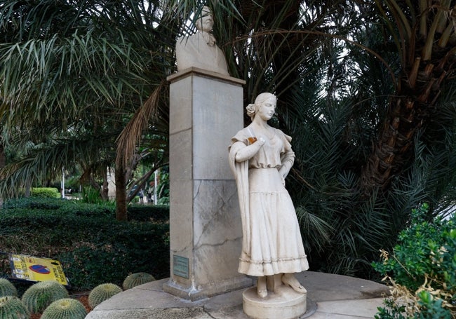 Conjunto escultórico del monumento a Arturo Reyes, compuesto por el busto del escritor y la figura de 'La Gitanilla'.