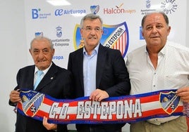 Pepe Hidalgo (izquierda), junto al alcalde de Estepona, García Urbano, en una comparecencia como presidente del Estepona.