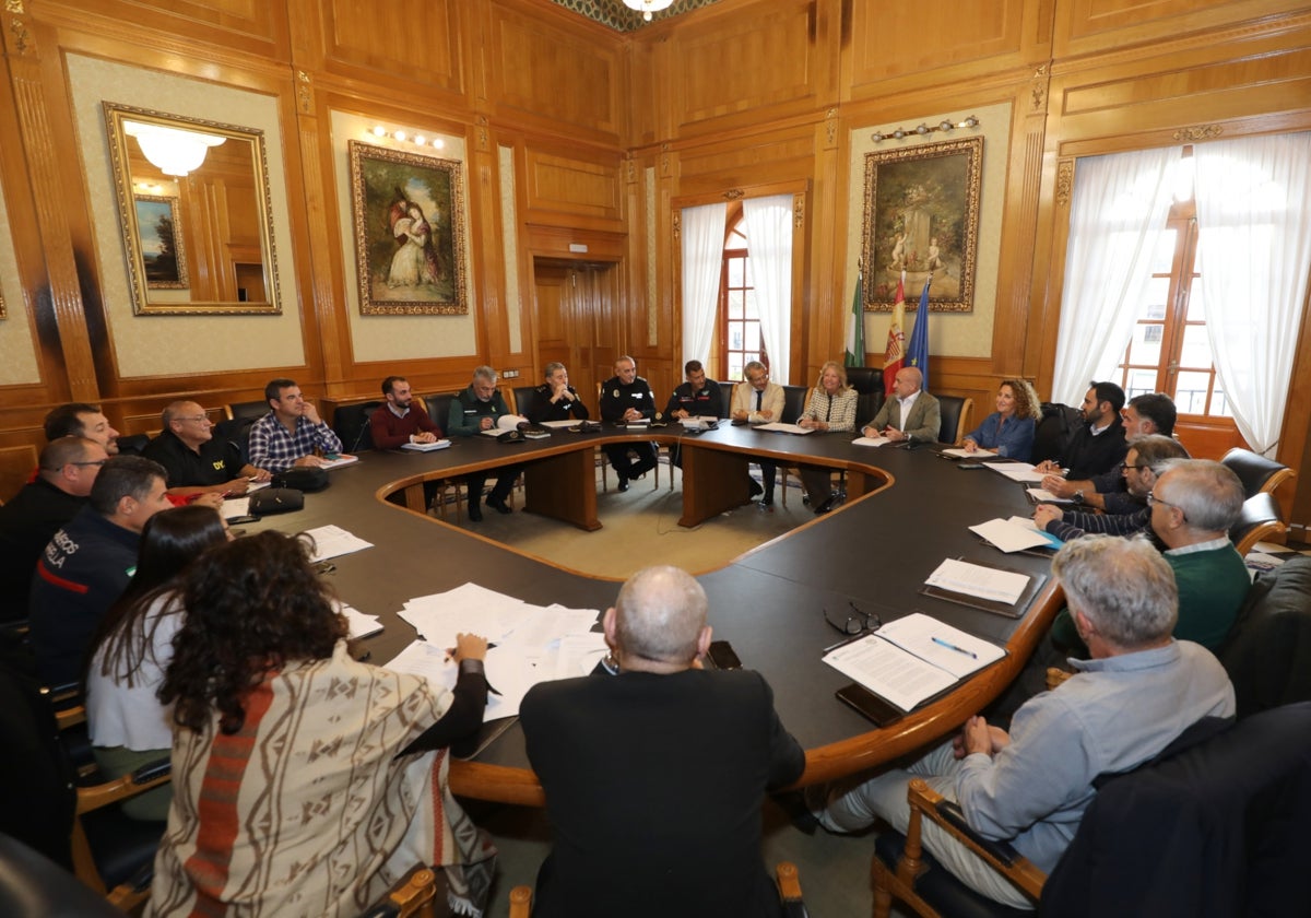 La alcaldesa, Ángeles Muñoz, ha presidido la Junta de Protección Civil.